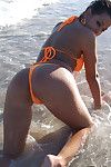 latina Adolescente Con grande Tetas Samira posando en sexy Bikini al aire libre