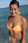 latina tiener met groot tieten Samira poseren in sexy Bikini outdoor