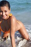 latina teen Con Grande Tette Samira in posa in sexy bikini all'aperto