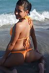 Latin teen ile büyük göğüsleri Samira poz içinde seksi bikini açık