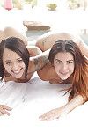 Brünette teeners Holly Hendrix und Sally spritzt Mit flotter Dreier auf Decke
