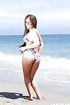 plaża Kochanie gwiazda porno Holly Taylor Masturbuje się jej ogolone różowy cipa