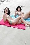 rondborstige Babes in bikini Chanel en Missy poseren samen outdoor