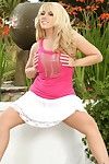 busty 金髪 ヘザー 夏 に ピンク トップ - 白 スカート bares で すべての に の 庭園