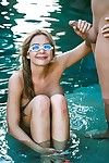 Bãi biển :cô gái: Blair Williams đưa Cumshot trên Kính sau tình dục trong Bể bơi