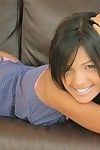Sedutor Adolescente chica Karla spice poses no sexy lingerie e mostra ela apertado Cuzinho