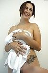 amatorskie Azji model Gwen wyjawienie Dzwonków i tatuaż w łazienka