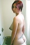 Amateur Asiatique modèle Gwen exposer les sirènes et tatouages dans Salle de bain