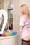 blonde Femme dans Jupe Séduire Stockage clad femme de ménage pour Lesbiennes Sexe