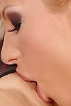 आकर्षक और नग्न लेस्बियन Leticia के साथ सुन्दर स्तन है चुंबन उसके गर्म महिला