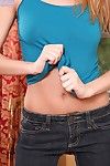 Zalotny długonoga Jessica Lynn w Niebieski Skarpetki bierze off jej majtki i palce jej Mocno cipki