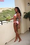 Ébano Adolescente Babe Monica Fomentar ama la difusión de su Las piernas en Un Bikini