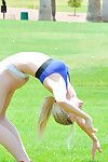 رياضي فرخ تظهر قبالة لها عارية كس و الثدي في في الهواء الطلق منفردا العمل