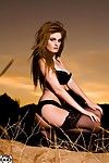 Glamour redhead model Faye Valentijn met ronde Tieten houdingen in zwart lingerie