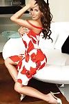 glamour modello mayra Veronica Con lungo gambe e Affascinante sorriso pose in rosso scarpe