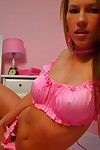 轻浮 大 波连 贝贝 在 粉红色 凯特 游乐场 姿势 在 她的 卧室