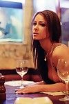 Long poil brunette Babe Melisa pose Avec pas de culotte dans l' Restaurant
