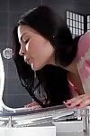 molhado Morena Babe Ella Martin descobre pequeno mamas enquanto Difusão buceta no Banheira