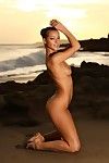 सुंदर पूरी तरह से नग्न काले बाल वाली मॉडल Melisa के साथ सही पैर बन गया पर के जंगली समुद्र तट