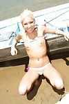teen Babe com pequeno mamas Kacey jordão mostra ela corpo no um Barco
