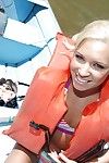 teen Babe với Nhỏ bộ ngực Kacey Jordan cho thấy cô ấy cơ thể trên một thuyền