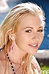 blondynka euro Dziewczyna Tracy Lindsay stracić małe Cycki Od bikini na świeżym powietrzu