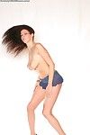 गर्म आकर्षकता Gianna माइकल्स में छोटे स्कर्ट और ब्रा से पता चलता है उसके भारी स्तन और बिना बालों वाली चूत