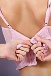 Великолепный брюнетка девушка Эрика ellyson с идеальное сиськи и Чистый побрился киска удаляет ее белье