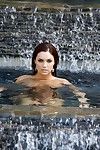 Lindo Babe Jayden cole com molhado vermelho cabelo poses Nude no o piscina e fora