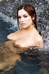 Hermosa Babe jayden Cole Con mojado rojo cabello Plantea Desnudo en el piscina y fuera