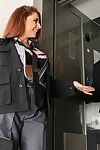 procace Uniforme rossa Roberta Gemma ottiene Il suo figa disossate in il ascensore cabina
