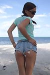 petite sexy Babe stripping su il Spiaggia e la diffusione Il suo Dolce Fica