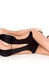 donker haren model Brandi Edwards met sexy strak lichaam houdingen in zwart zwemmen Pak