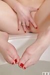 flexible Euro Küken Samantha Bentley anzeigen Verlockend bare Füße in Bad