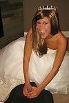 Melissa midwest gekleed in BRUILOFT jurk laat en vingers haar sexy haarloze kut