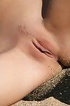 性感的 苗条 长 条腿 青少年 Eufrat 姿势 戏弄的 与 她的 裸体的 身体 在 的 海滩