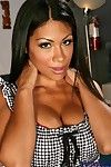 bronze peau latina maid Cassandra Cruz Bandes Nu et prend dick jusqu' Son rasée taco