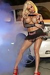 haut sur pattes blonde Gina Lynn dans rouge plate-forme haute talon chaussures montre Son gros seins à côté de Un Limousine