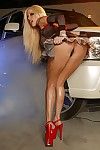 leggy Tóc vàng Gina Lynn trong Đỏ sân ga Cao gót chân giày cho thấy cô ấy lớn bộ ngực bên cạnh một Limo