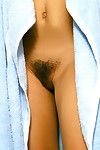 गीला लैटिन देश की पहली टाइमर प्रदर्शित बालों वाली बुश और छोटे स्तन में शॉवर