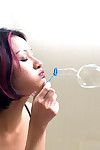 Aziatische eerste timer Jade Blazen bubbels terwijl exposeren netjes bijgesneden twat