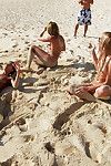 عارية الهواة في سن المراهقة الاطفال في النظارات الشمسية بعد بعض متعة على على الشاطئ