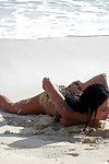 nudo Amatoriale Adolescente babes in occhiali da sole Avendo alcuni divertente su il spiaggia