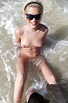 Голые Любительское подросток детки в очки Имея некоторые удовольствие на В Пляж