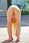 Plat borst Blond Kitty Kennedy kressler met glad rukken Strips naakt buiten