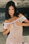 sexy karla Spezia Con lingerie sotto Il suo bianco Calze a rete Abito mostra off Il suo Latina Culo