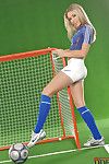 आराध्य शरीर कला फुटबॉल लड़की चेरी जुलाई में नकली नीले और सफेद वर्दी फैलता है उसके पैर