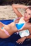 Amateur asiático sweetie Vicki Chase posando en el playa en Un bikini