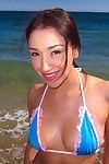 الهواة الآسيوية عزيزتي فيكي مطاردة مما على على الشاطئ في A بيكيني