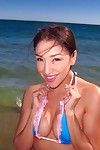 amateur Asiatische sweetie Vicki chase posing auf die Strand in ein Bikini